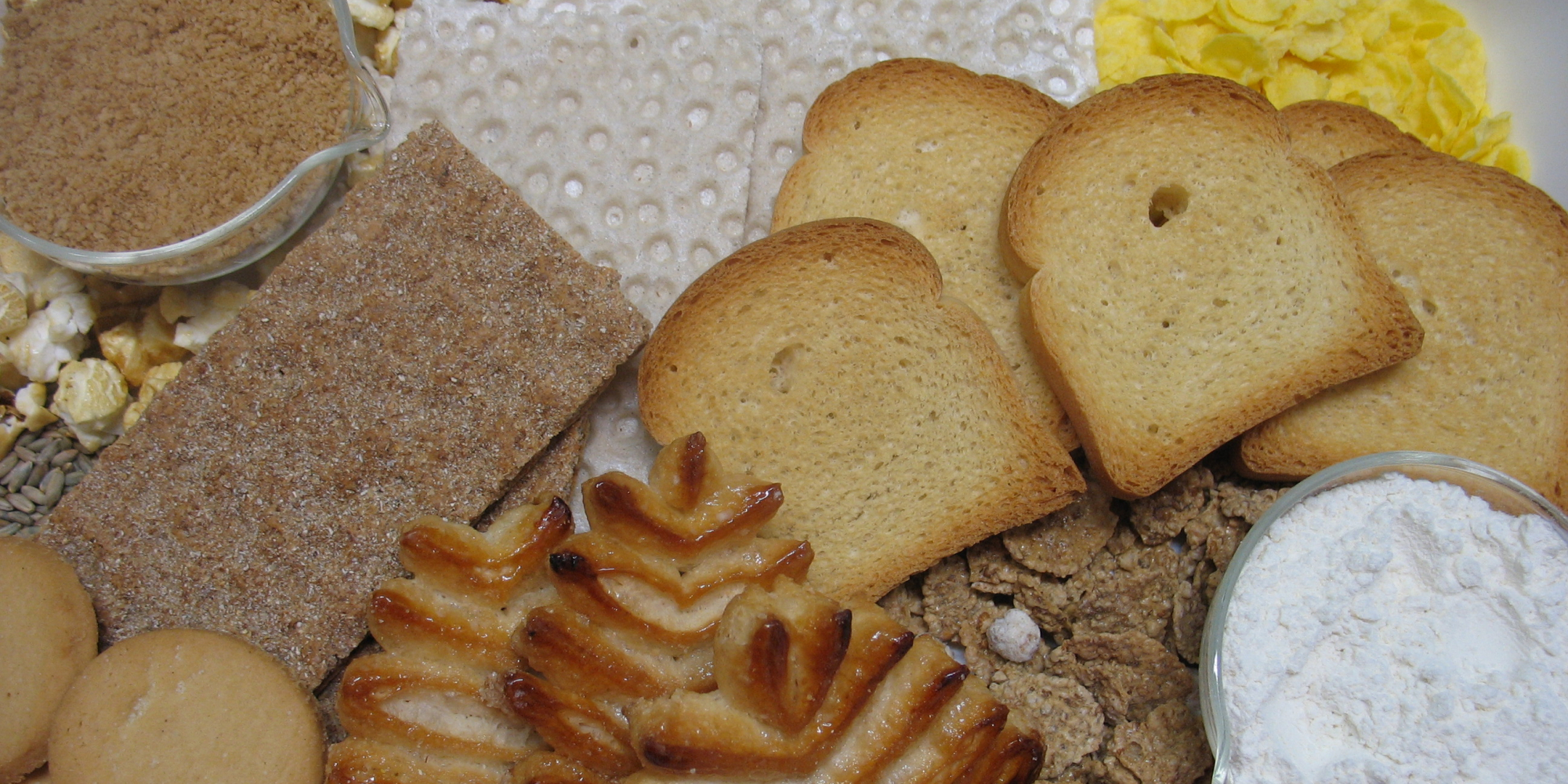 verschiedene Kekse, Knäckebrot, Zwieback, Getreidekörner, Popcorn, Mehl, Cornflakes und andere Produkte
