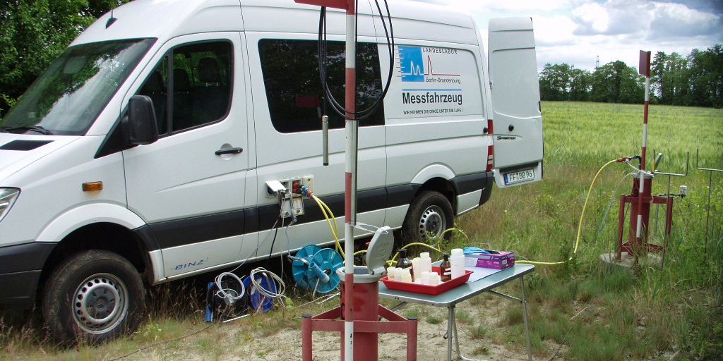 Messfahrzeug des LLBB, mit Schläuchen wird Grundwasser aus der Entnahmestelle entnommen
