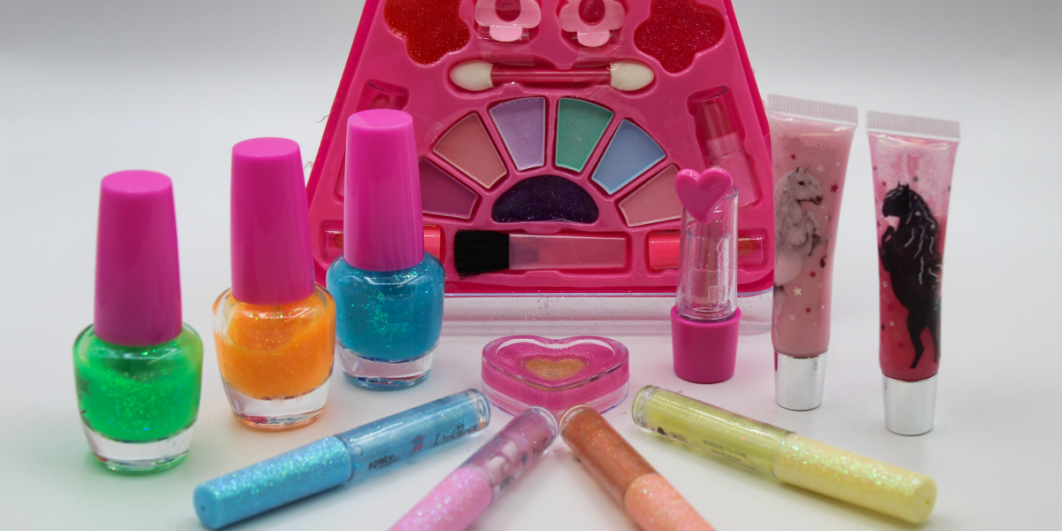 Bild: Verschiedene Kinderskosmetikprodukte in teilweise schrillen Farben mit Glitterelementen, unter anderem Nagellack und Lidschatten