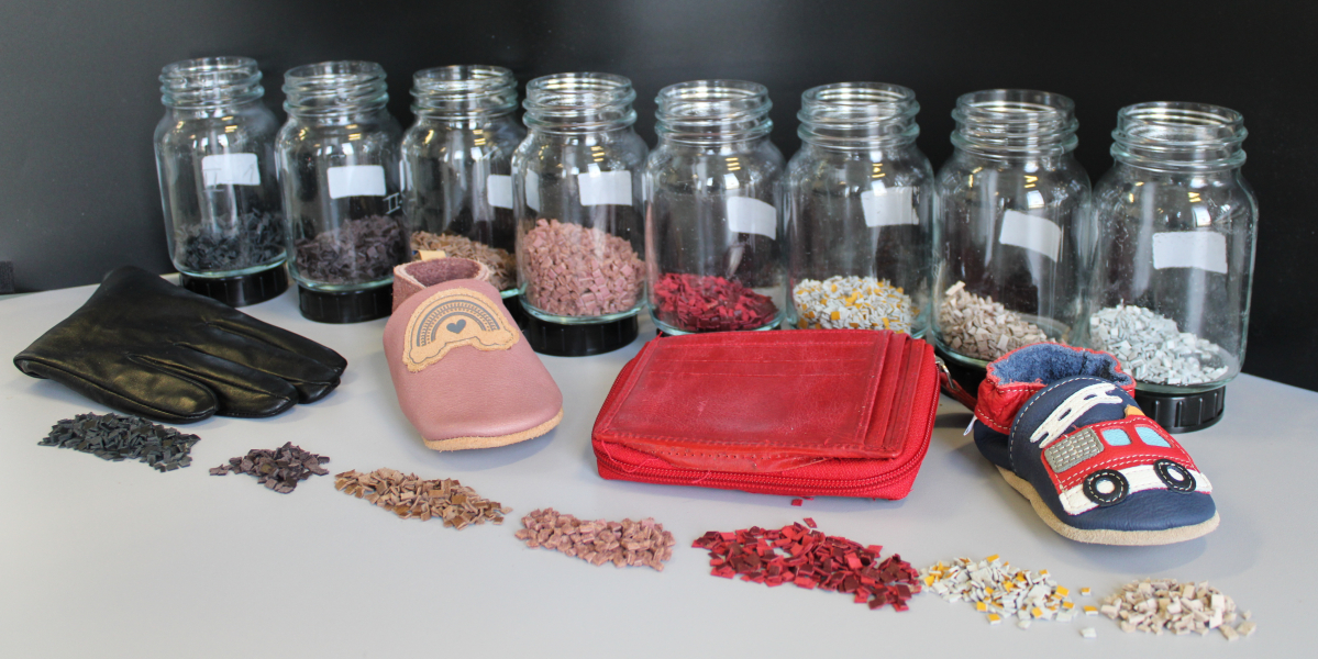 Bild: Handschuhe, Schuhe und eine Tasche aus Leder sowie Häufchen und Gläser mit farblich sortierten kleinen Schnipseln aus diesen Produkten