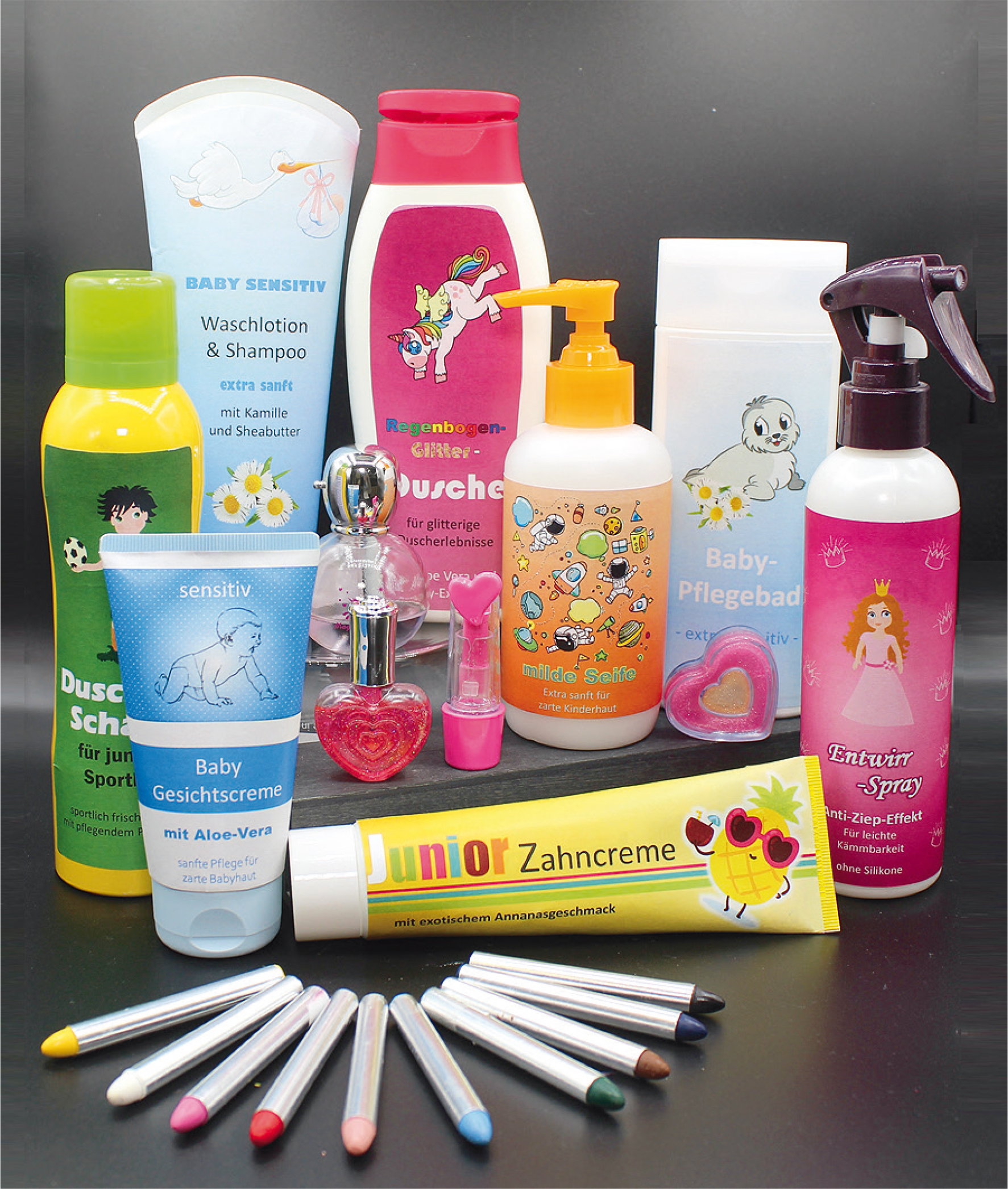 Aufgestellt sind Schminkstifte, Kinderzahncreme, Baby-Gesichtscreme, Haar-Entwirr-Spray, verschiedene Duschbäder und Shampoos, Nagellack und weitere Produkte in auf Kinder abgestimmter Produktaufmachung.